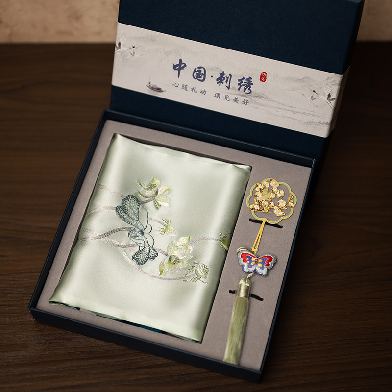 Embroidery Set - Coffret Cadeau Écharpe et Marque-page Brodés