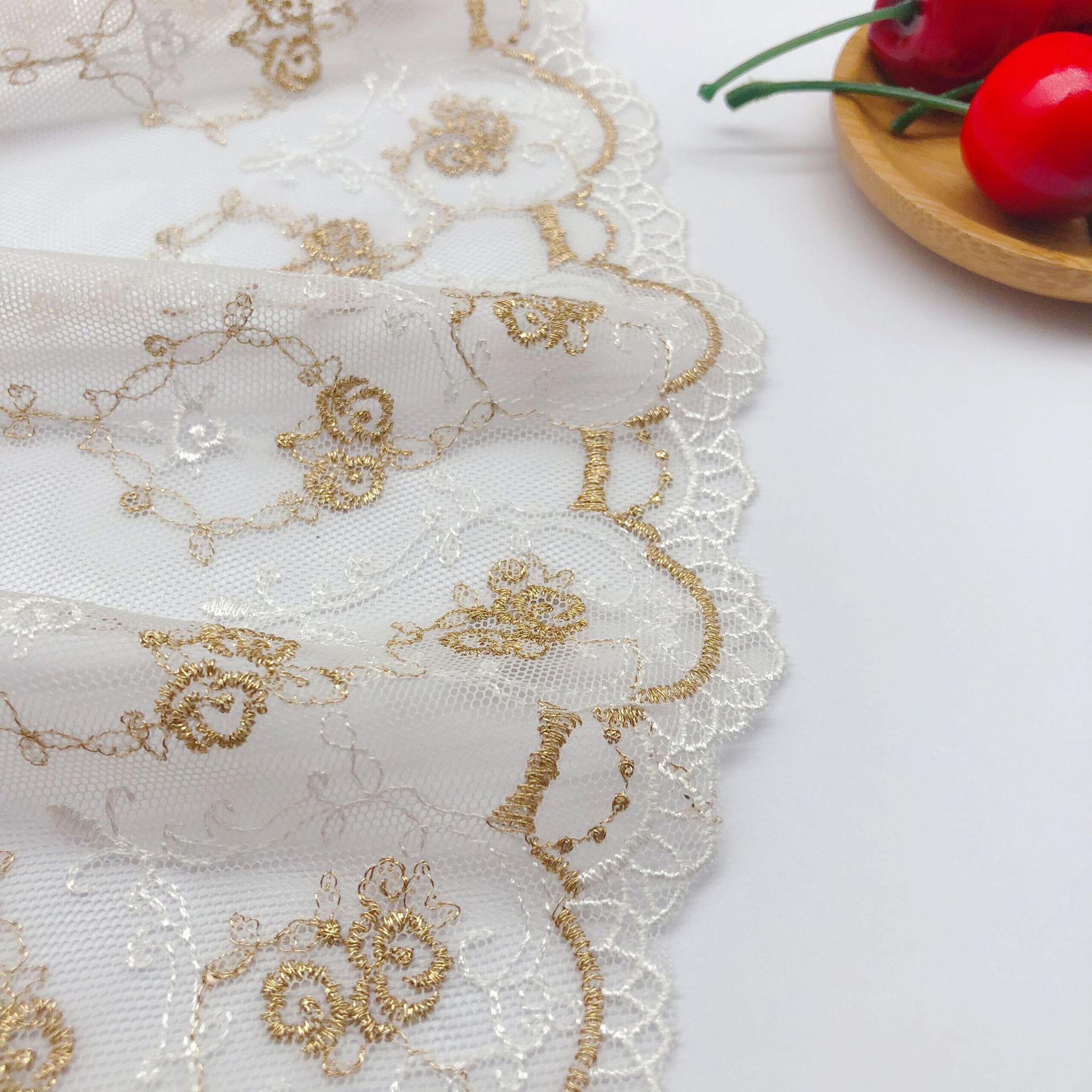 Embroidery Rose - Robe brodée en maille de fil