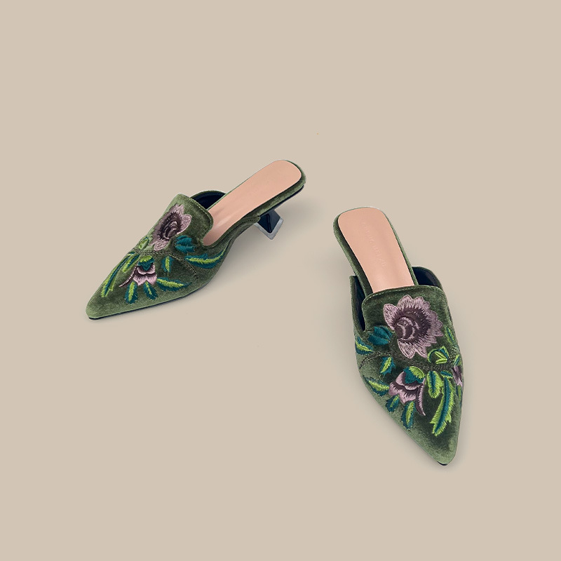 Mules brodées en velours pour  - Embroidery Design Free avis et prix
