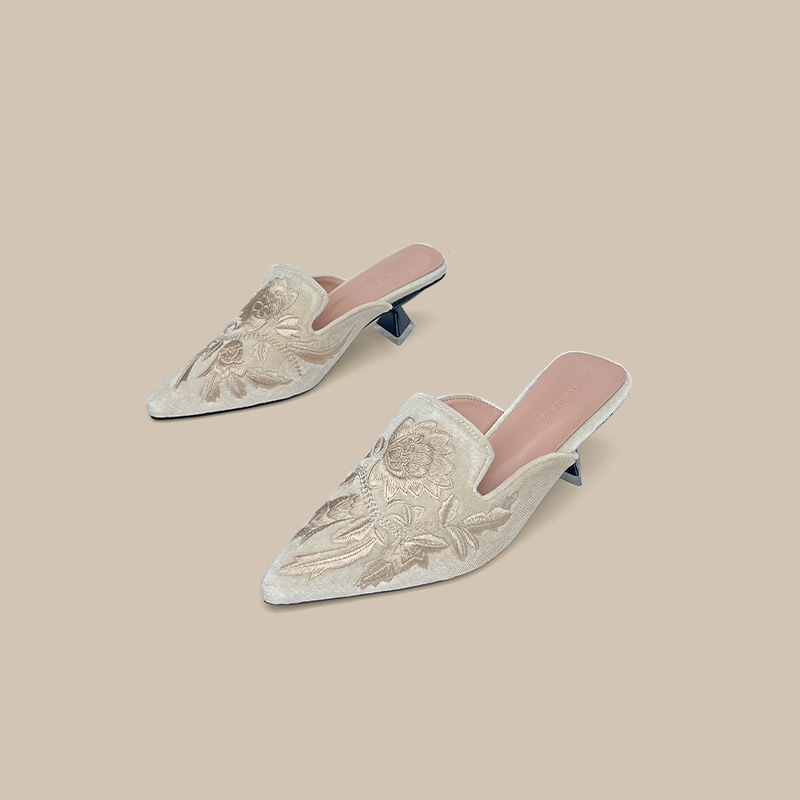 Mules brodées en velours pour  - Embroidery Design Free avis et prix